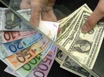 ЦБР поднял курс евро почти на 3 рубля, доллар впервые в истории превысил 44 рубля